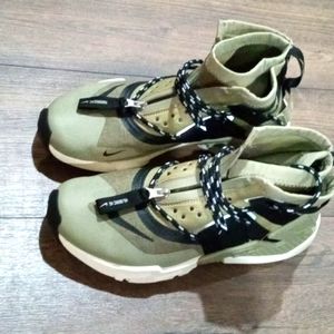 Nike Air Huarache gripp olive green, size 10